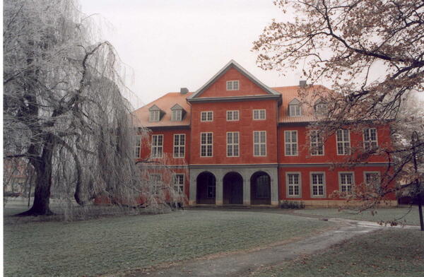 Herrenhaus im Winter Südansicht